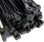 כבלים בצבע שחור